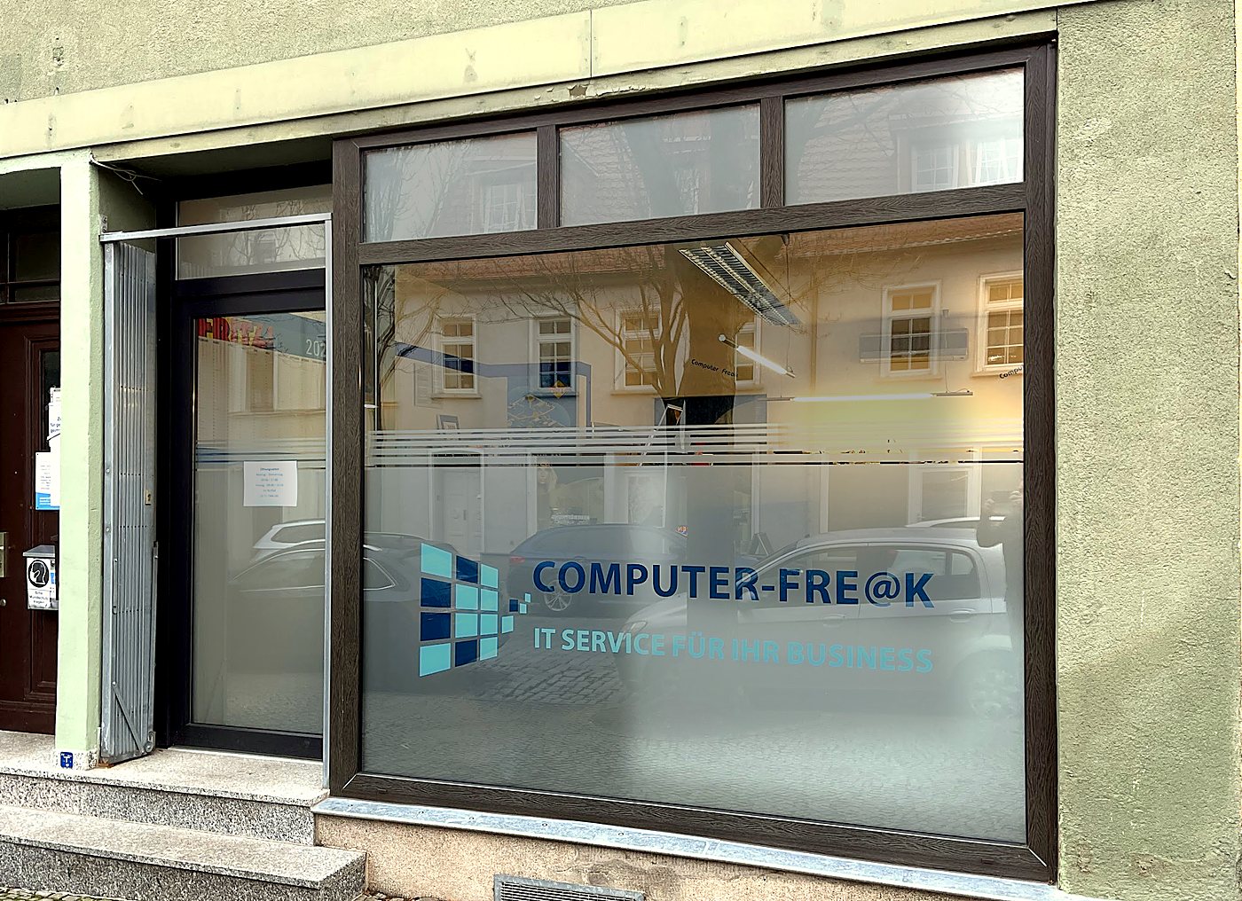 Ladengeschäft von Computer-Fre@k in der Auguststraße 6 in Bernburg mit Logo im Schaufenster